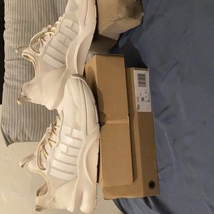 WHITE LA DAZE SIZE 10 UGG SNEAKERS